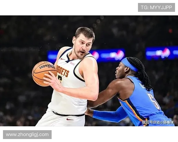 关键时刻约基奇拼尽全力抢篮板摔倒罚球引发爵士主教练哈迪愤怒反应